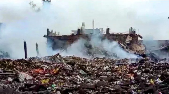 प्रयागराज-कौशांबी बॉर्डर के मनौरी इलाके में पटाखा फैक्ट्री में विस्फोट के बाद घटनास्थल का दृश्य