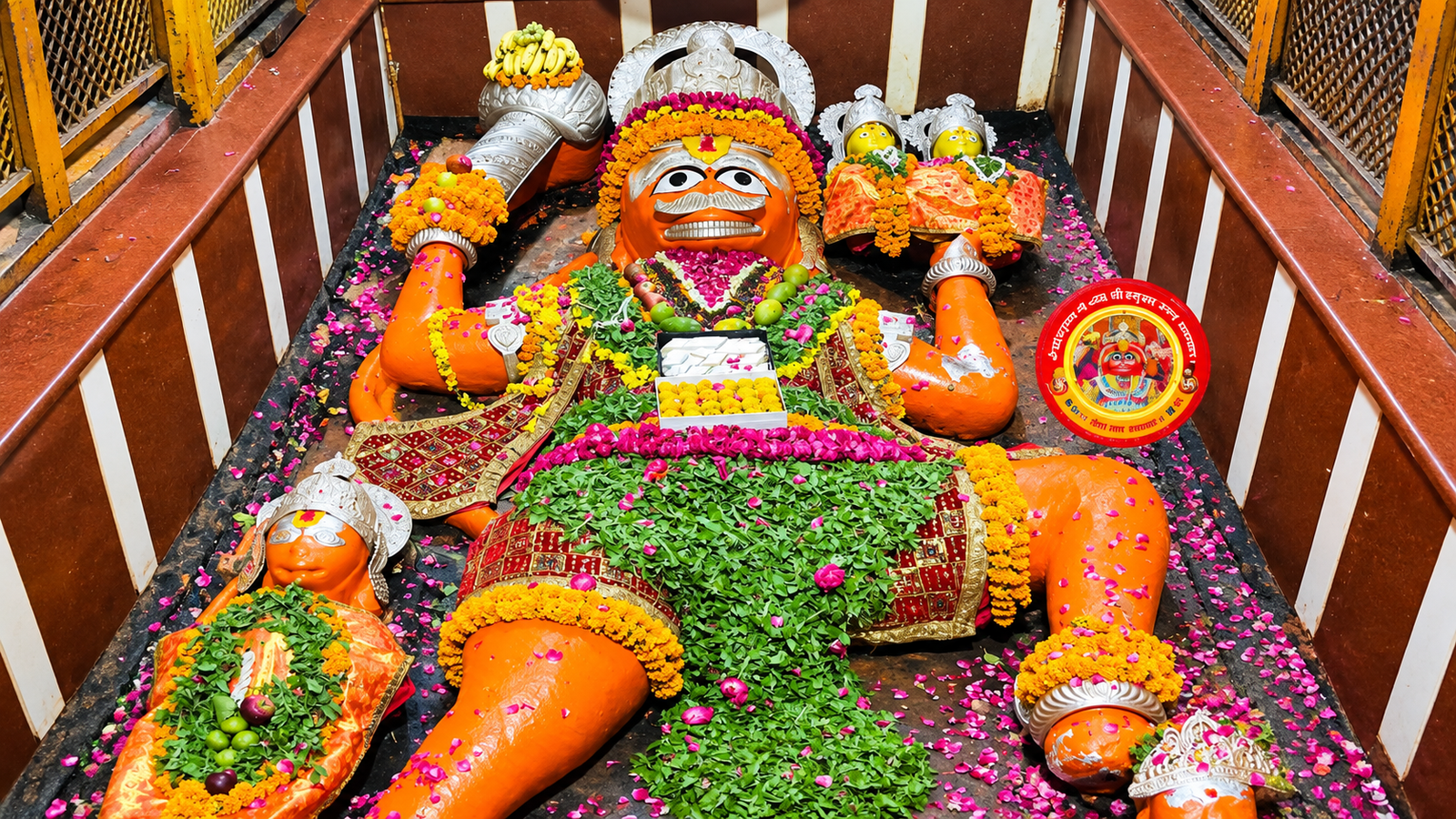 भगवान हनुमान जी का फूलों और आभूषणों से सजा हुआ भव्य एवं दिव्य स्वरूप।